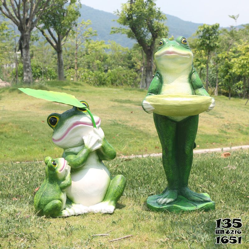 青蛙雕塑-游乐园三只玻璃钢创意青蛙雕塑高清图片