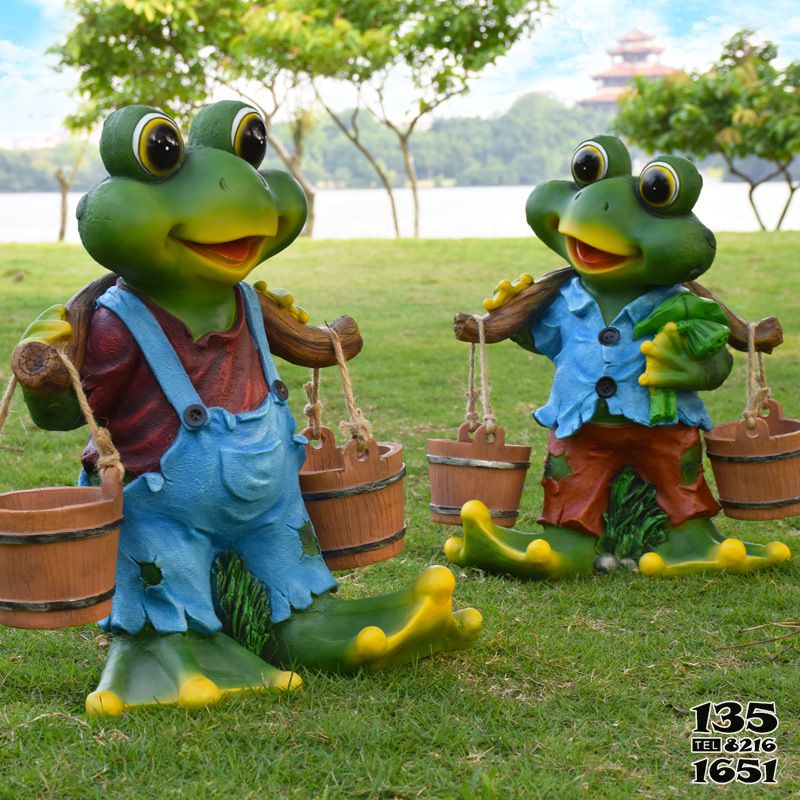 青蛙雕塑-游乐园两只玻璃钢彩绘青蛙雕塑高清图片