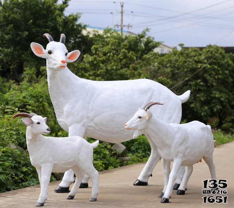 山羊雕塑-公园摆放的一大两小的玻璃钢仿真山羊雕塑高清图片