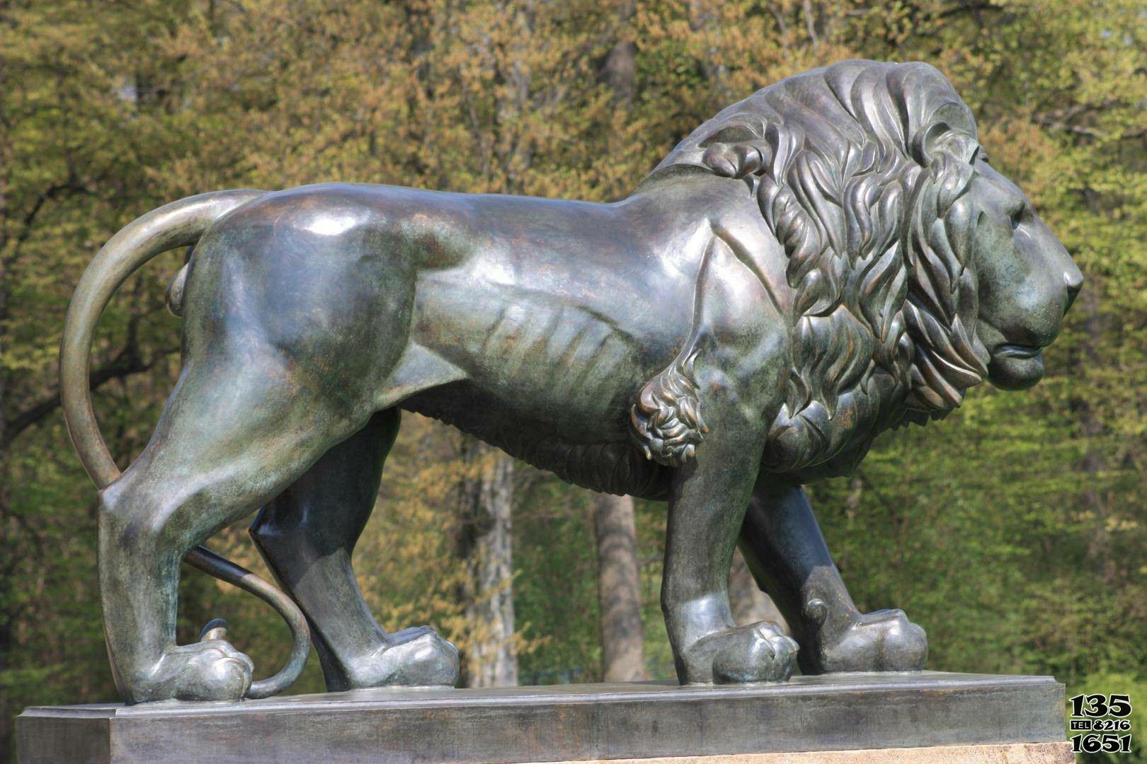 狮子雕塑-公园广场大型仿真不锈钢仿铜站立的狮子雕塑高清图片