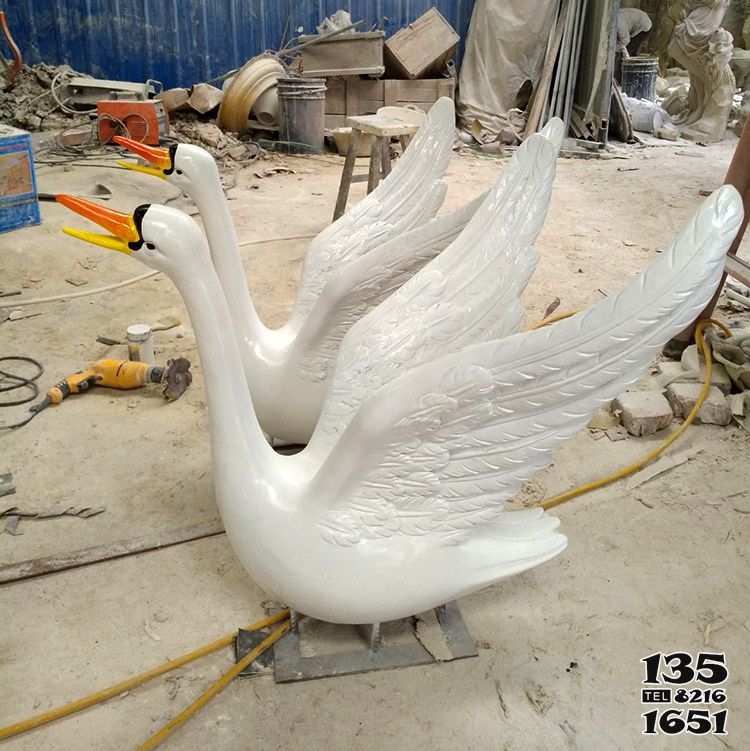 天鹅雕塑-动物园玻璃钢飞翔白天鹅雕塑高清图片