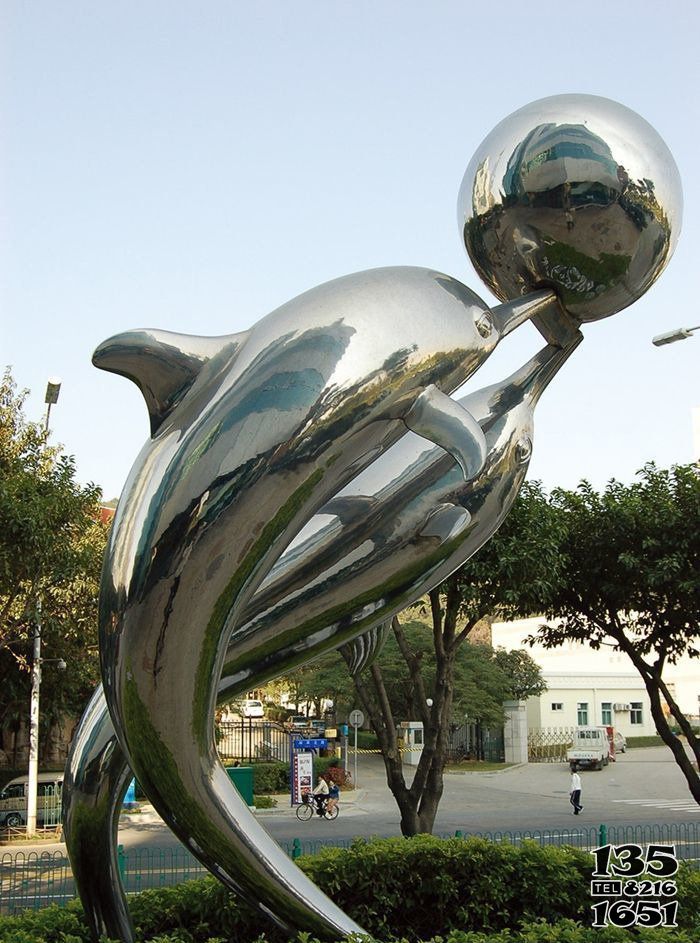 海豚雕塑-游乐场两只表演的不锈钢海豚雕塑高清图片