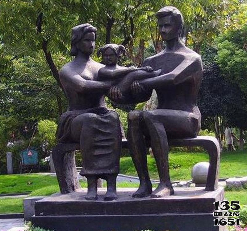 和谐雕塑-公园不锈钢仿铜一家三口和谐雕塑高清图片