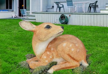 鹿雕塑-草坪上一只卧着的玻璃钢橙色鹿雕塑