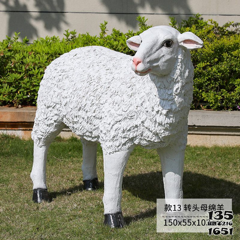 绵羊雕塑-草坪上公园里摆放回头的玻璃钢仿真绵羊雕塑高清图片