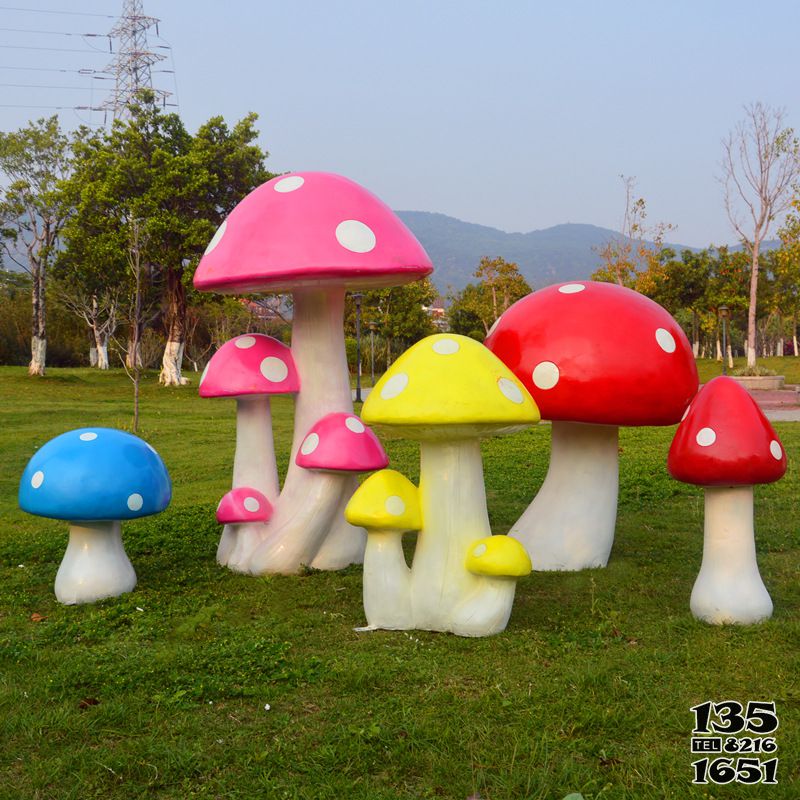 蘑菇雕塑-公园草坪卡通玻璃钢彩绘蘑菇雕塑高清图片