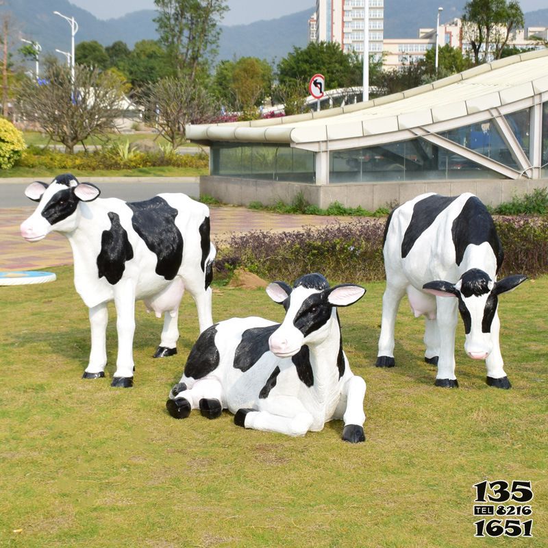牛雕塑-城市花园三只玻璃钢牛雕塑高清图片