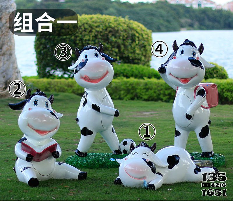 牛雕塑-花园四只玩耍休息的玻璃钢牛雕塑高清图片