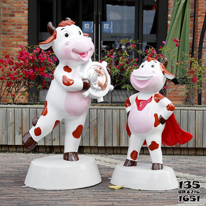 牛雕塑-商店门口两只微笑的玻璃钢牛雕塑高清图片