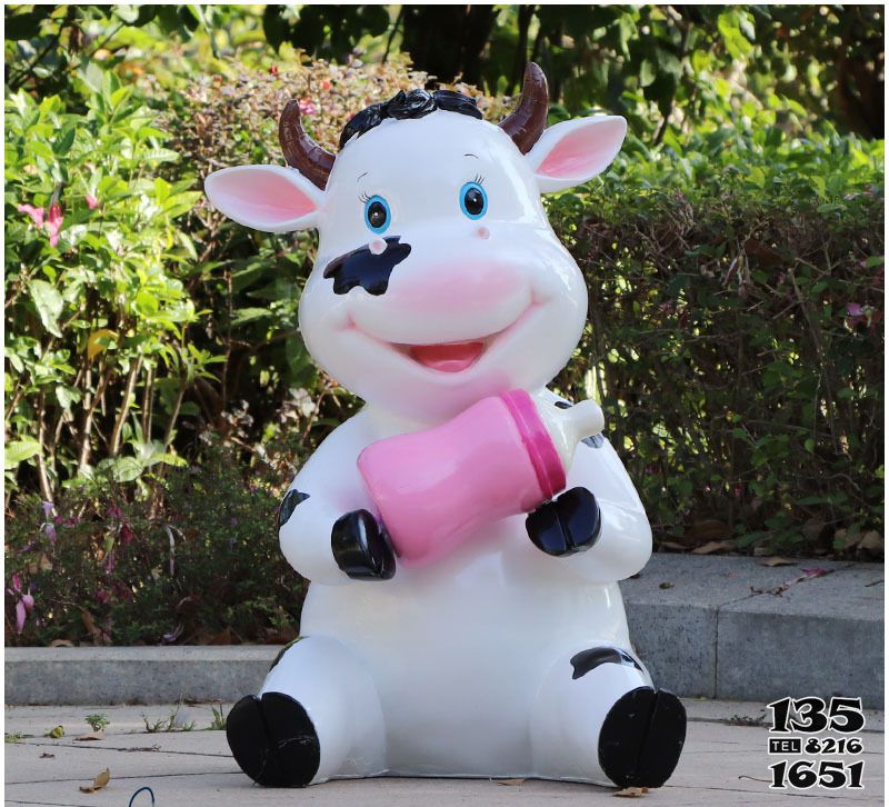 牛雕塑-幼儿园一只坐着喝奶的玻璃钢牛雕塑高清图片