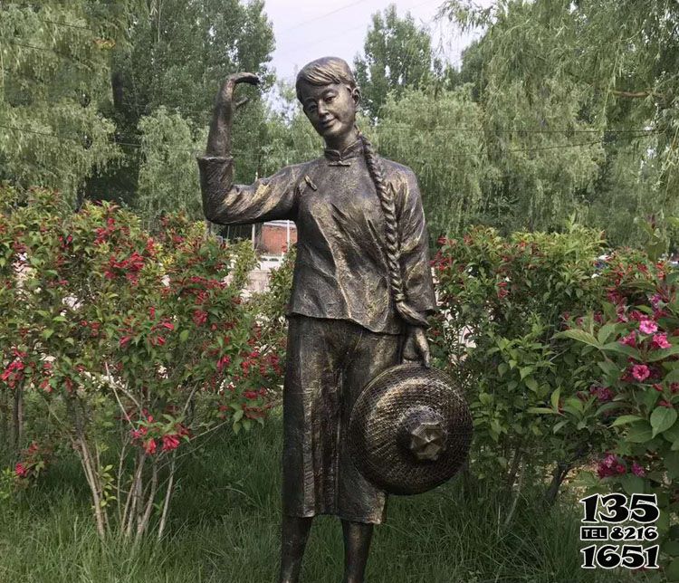 女孩雕塑-景区铜雕渔家那帽子的女孩雕塑高清图片