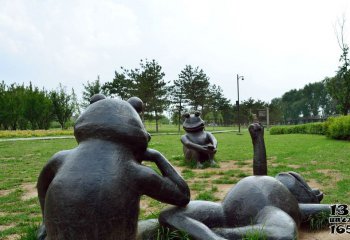 青蛙雕塑-草坪三只不锈钢青蛙雕塑