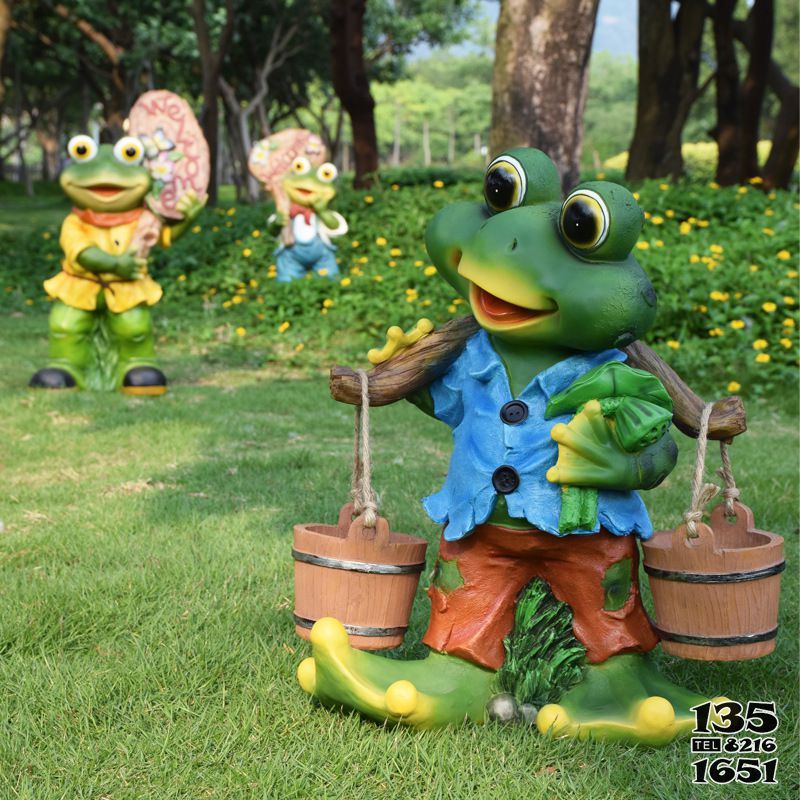 青蛙雕塑-公园彩绘个性树脂青蛙雕塑高清图片