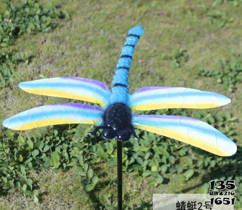 蜻蜓雕塑-大学花园小区彩绘玻璃钢蜻蜓雕塑高清图片
