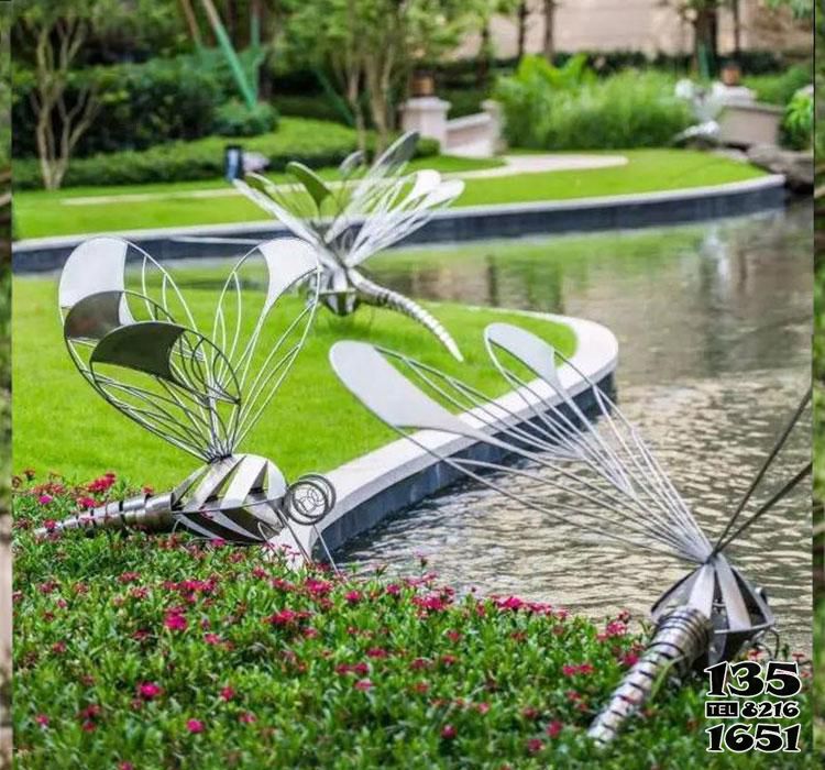 蜻蜓雕塑-农场酒店喷泉三只仿真不锈钢蜻蜓雕塑高清图片