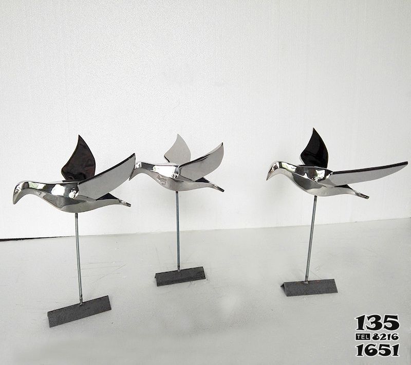 鸽子雕塑-室内不锈钢镜面飞翔的鸽子装饰品雕塑高清图片