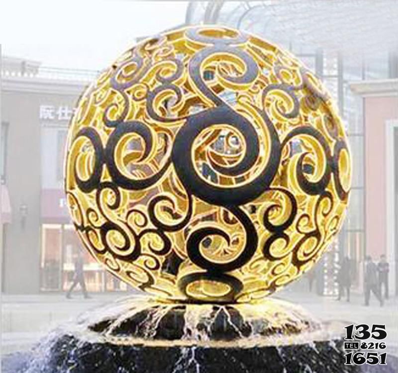 镂空球雕塑-户外不锈钢喷泉上的镂空球雕塑高清图片