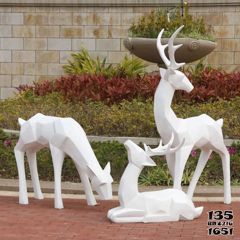 鹿雕塑-小区街道玻璃钢几何白色鹿雕塑高清图片