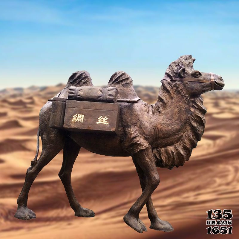 骆驼雕塑-广场摆放的带字的玻璃钢骆驼雕塑高清图片