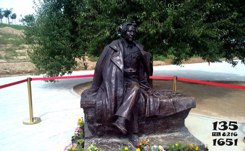 毛泽东雕塑-景区户外铜雕坐着休息的毛泽东雕塑高清图片