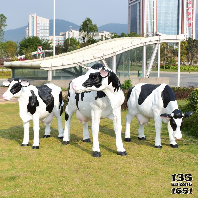 奶牛雕塑-动物园三只玻璃钢奶牛雕塑高清图片