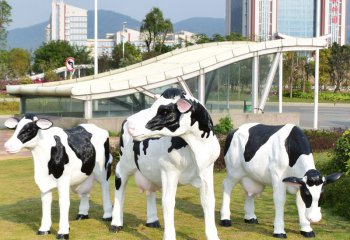 奶牛雕塑-动物园三只玻璃钢奶牛雕塑