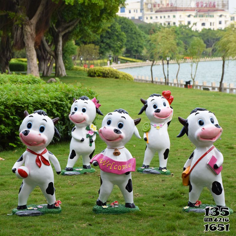 牛雕塑-户外园林站立一群玩耍的卡通玻璃钢牛雕塑高清图片