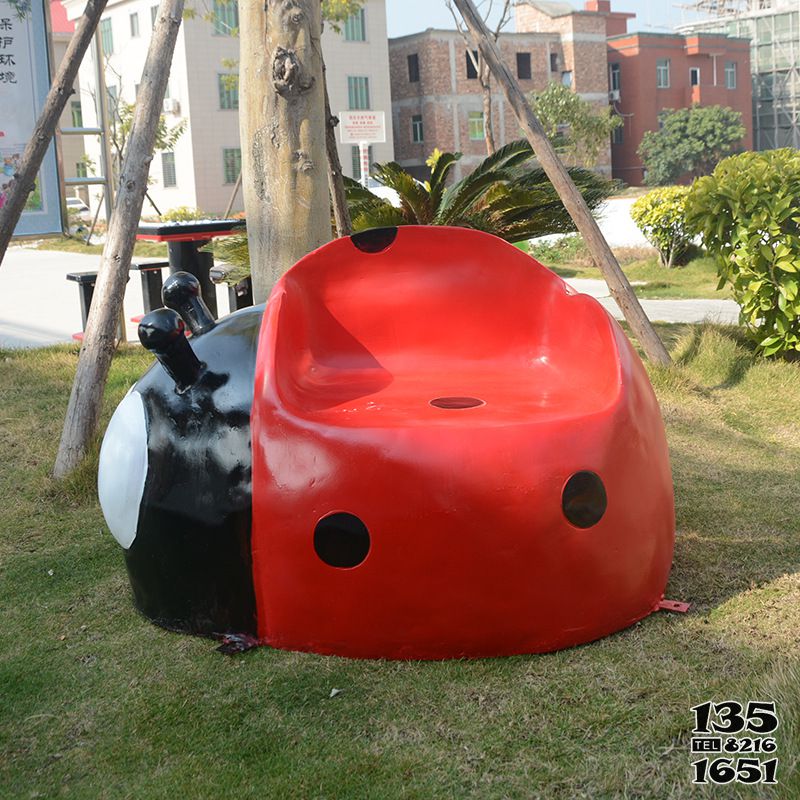 瓢虫雕塑-公园里摆放的座椅玻璃钢彩绘瓢虫雕塑高清图片