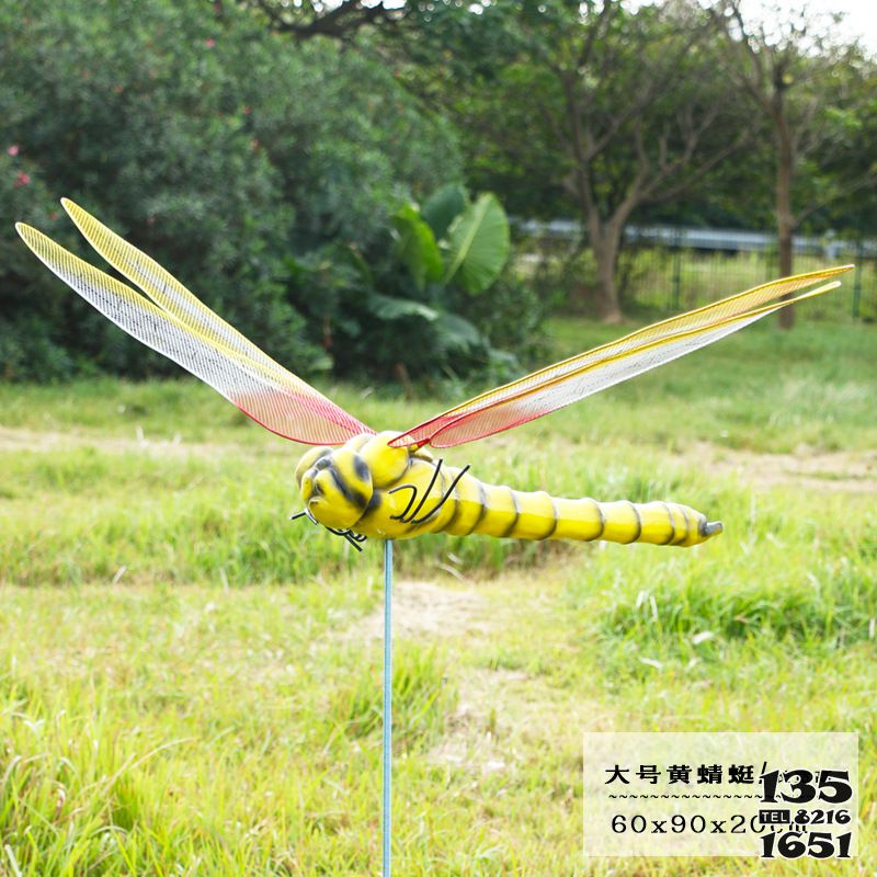 蜻蜓雕塑-大学操场公园黄色卡通玻璃钢蜻蜓雕塑高清图片