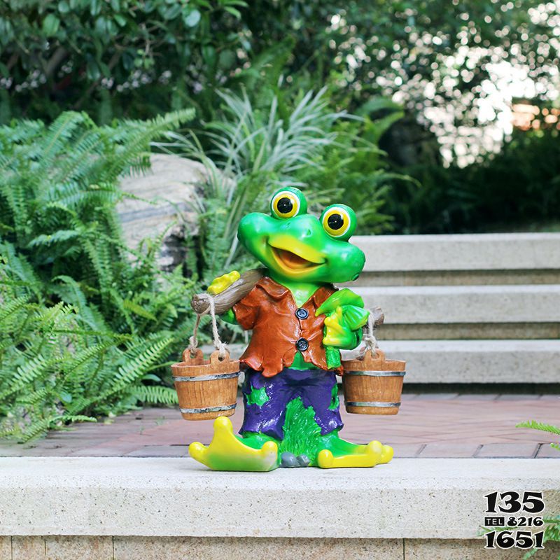 青蛙雕塑-游乐场玻璃钢一只挑水的青蛙雕塑高清图片
