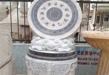 日晷雕塑-公园石柱上的日晷雕塑