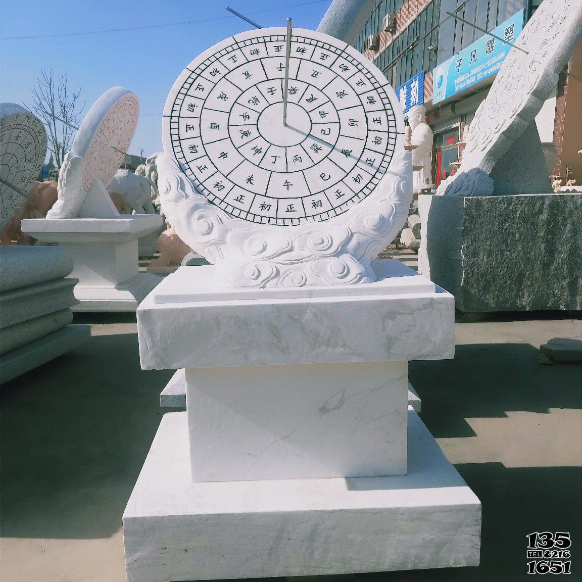 日晷雕塑-汉白玉石雕浮雕石柱上的日晷雕塑高清图片