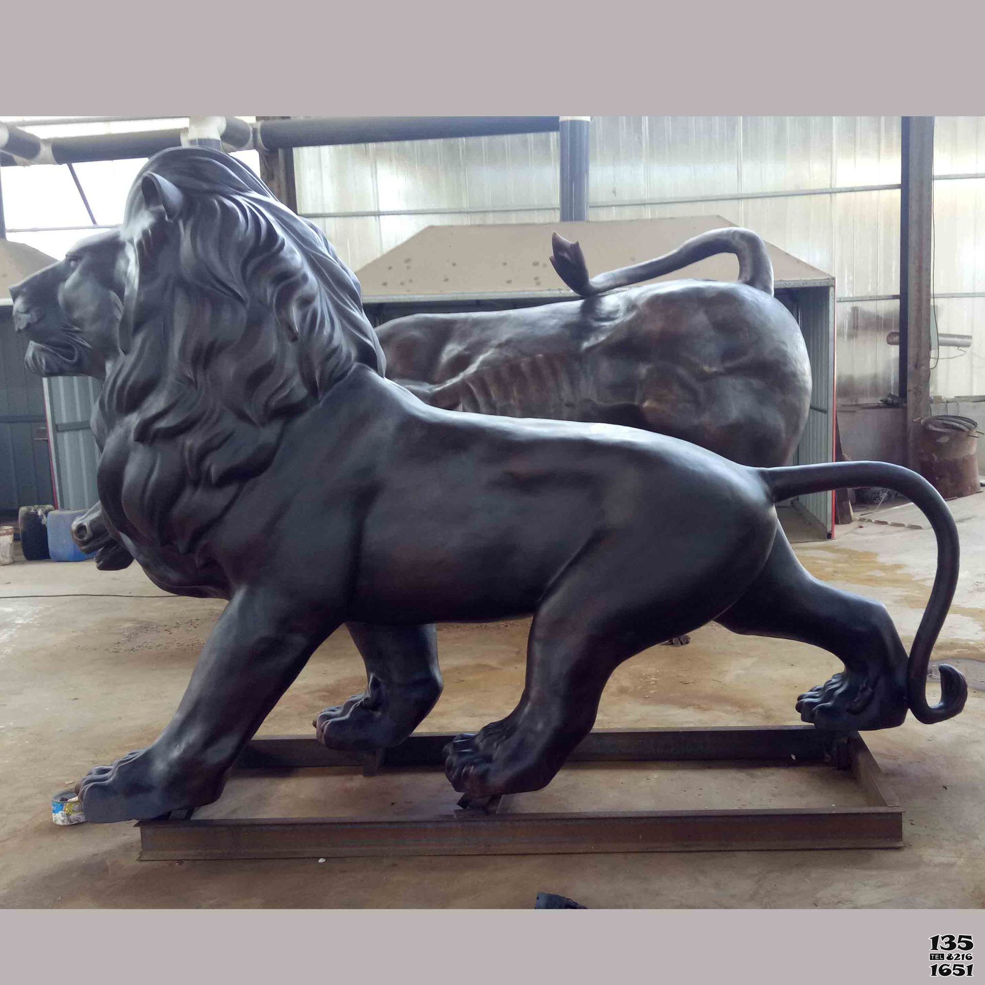 狮子雕塑-不锈钢仿铜户外园林大型仿真行走的狮子雕塑高清图片