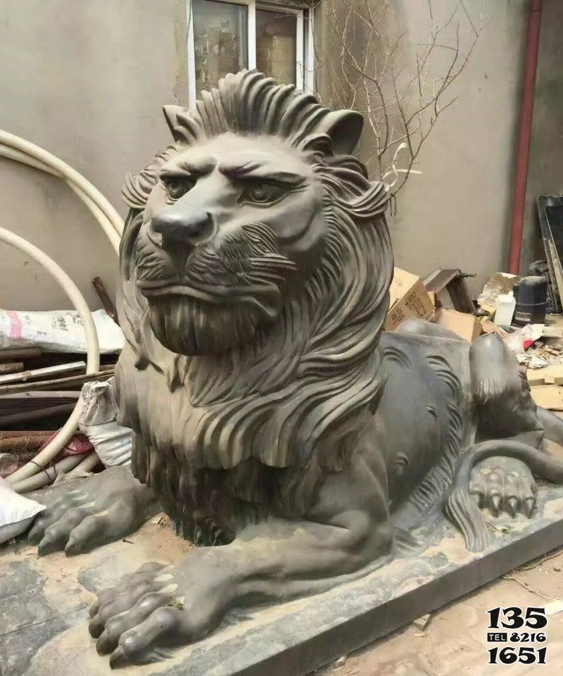 狮子雕塑-大型不锈钢仿铜仿古做旧一只趴着的狮子雕塑高清图片