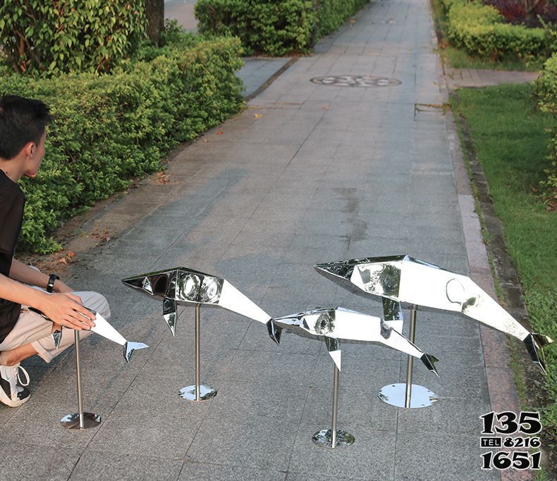 海豚雕塑-公园摆放四只抽象小号不锈钢海豚雕塑高清图片