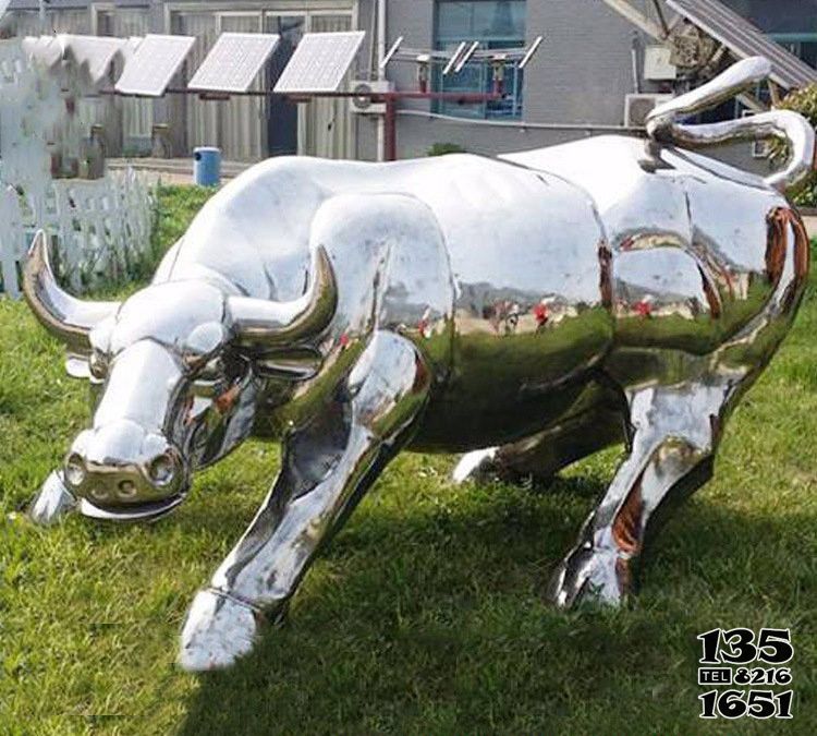 华尔街牛-草地上摆放的银色玻璃钢创意华尔街牛高清图片
