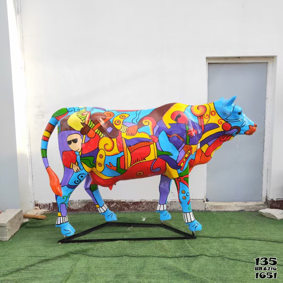 华尔街牛-商场里摆放的玻璃钢彩绘华尔街牛高清图片