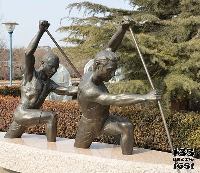 划船人物铜像-公园体育广场摆放铸造漆金划船人物铜雕塑高清图片