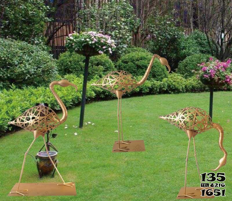 火烈鸟雕塑-草坪摆放三只不锈钢镂空火烈鸟雕塑高清图片