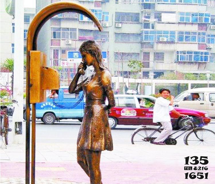 凉亭雕塑-城市街道边摆放女孩在电话亭打电话玻璃钢雕塑高清图片