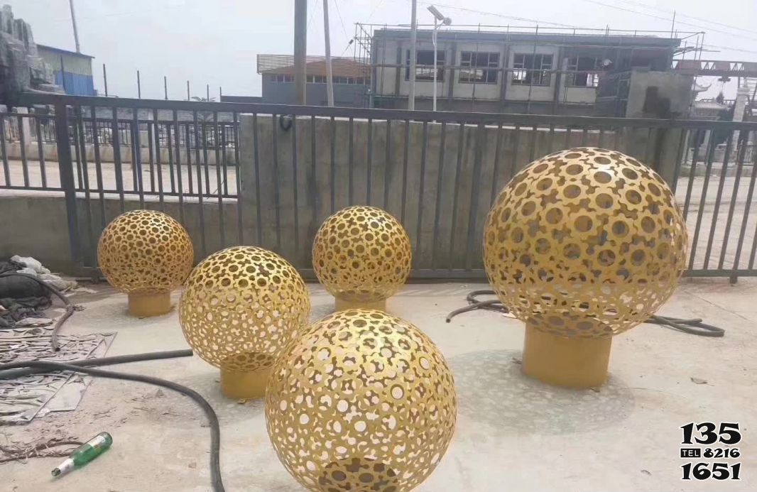 镂空球雕塑-庭院别墅创意金属金色镂空球雕塑高清图片
