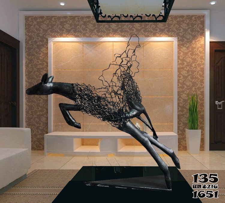 鹿雕塑-不锈钢创意室内装饰品摆件不锈钢仿铜抽象鹿雕塑高清图片
