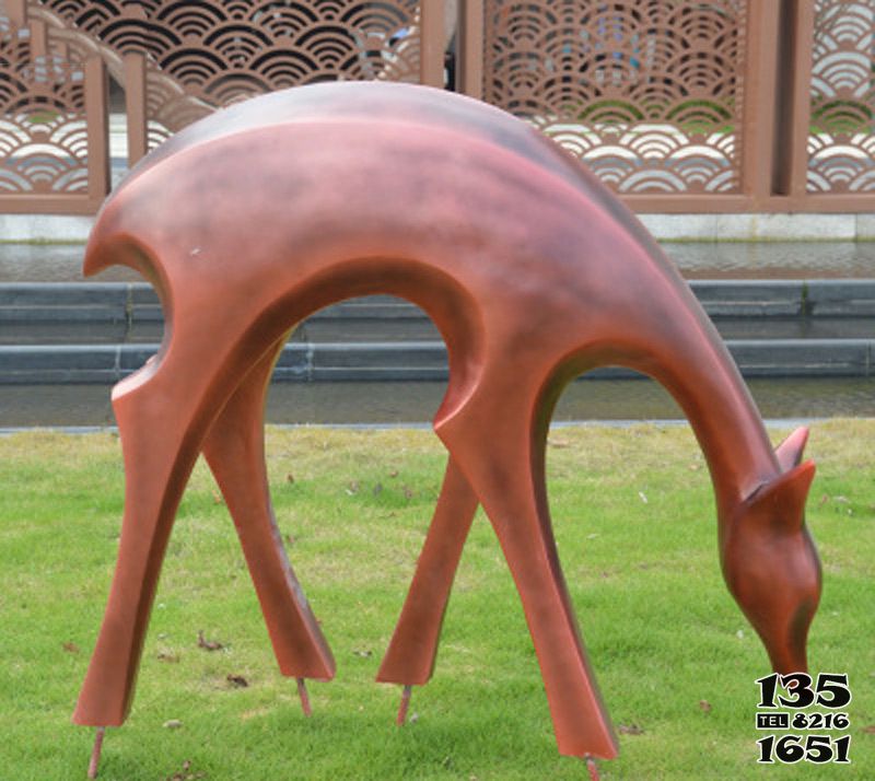 鹿雕塑-抽象铜雕公园草坪吃草的鹿雕塑
