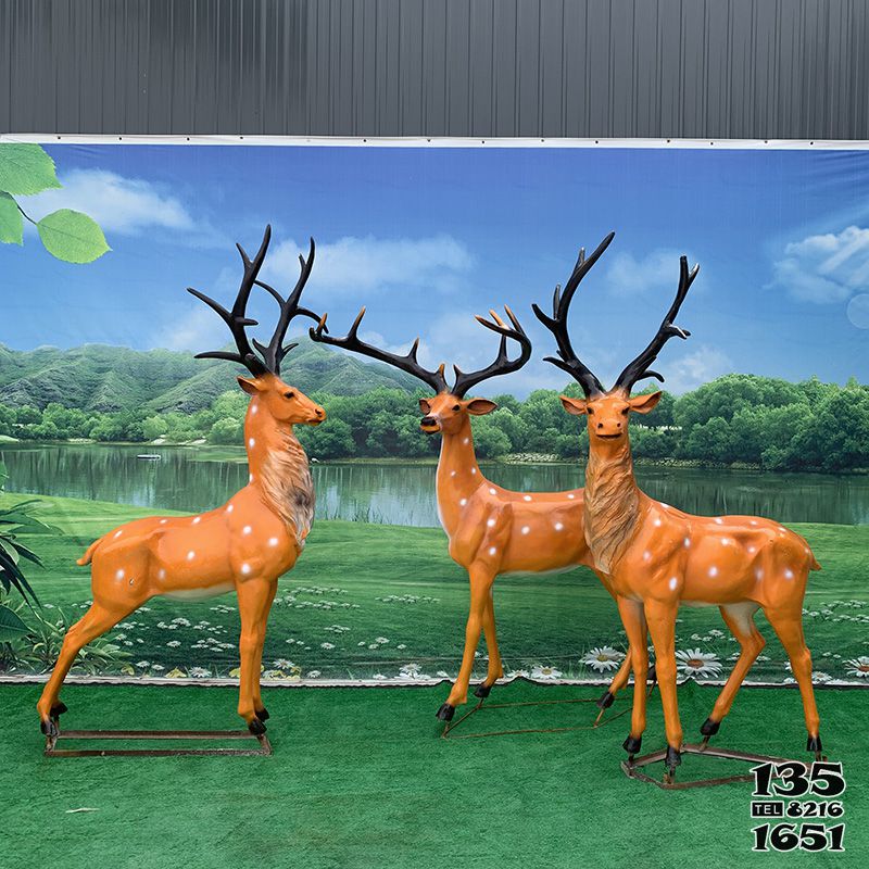 鹿雕塑-公园景区大型仿真动物玻璃钢彩绘鹿雕塑高清图片