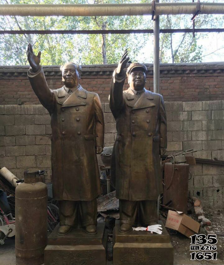 毛泽东雕塑-户外广场铜雕挥手的毛泽东雕塑高清图片