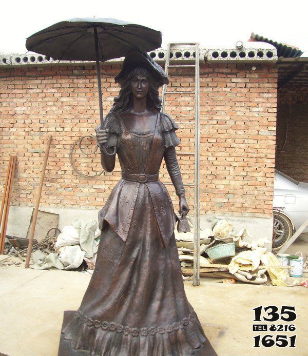 美女雕塑-公园西洋铜雕打伞的美女雕塑高清图片