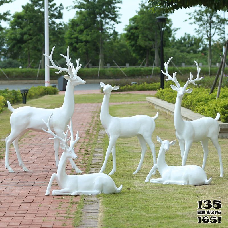 梅花鹿雕塑-街道创意玻璃钢白色梅花鹿雕塑高清图片