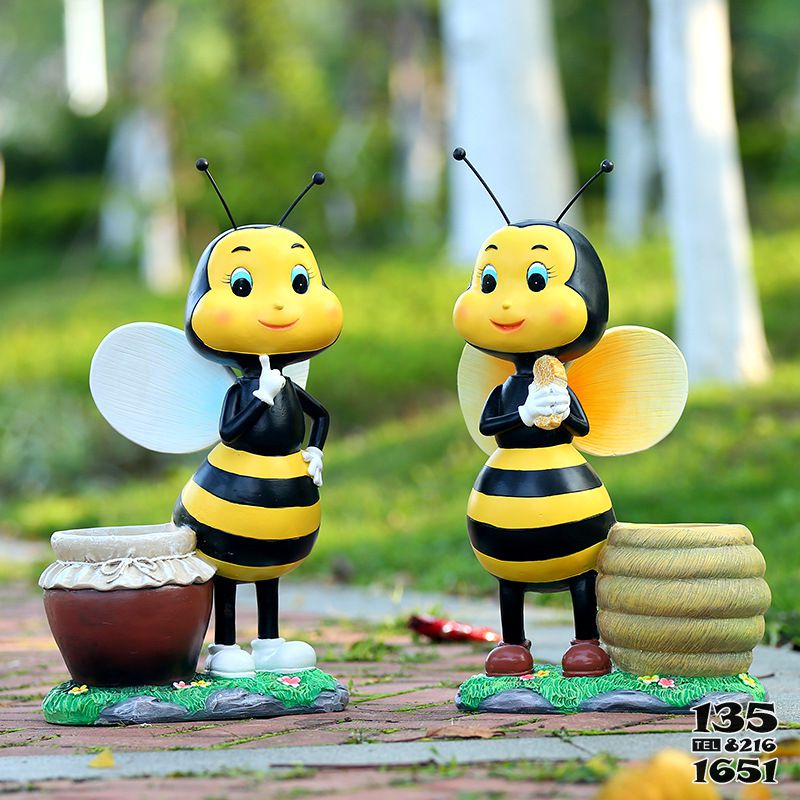 蜜蜂雕塑-小区公园门口两只采蜜玻璃钢蜜蜂雕塑高清图片