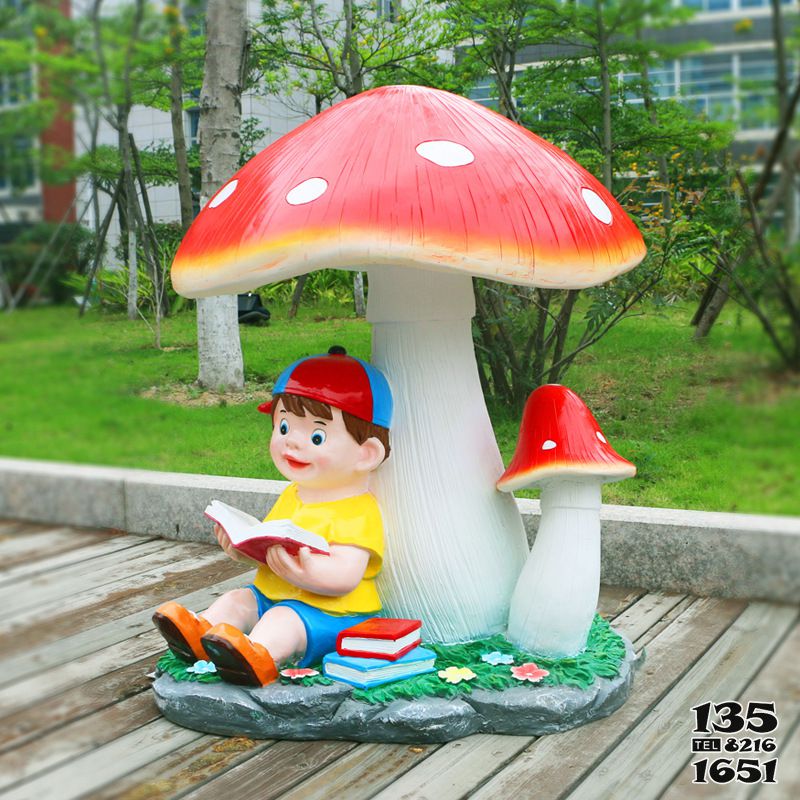 蘑菇雕塑-玻璃钢材质在蘑菇底下看书的小男孩蘑菇雕塑高清图片