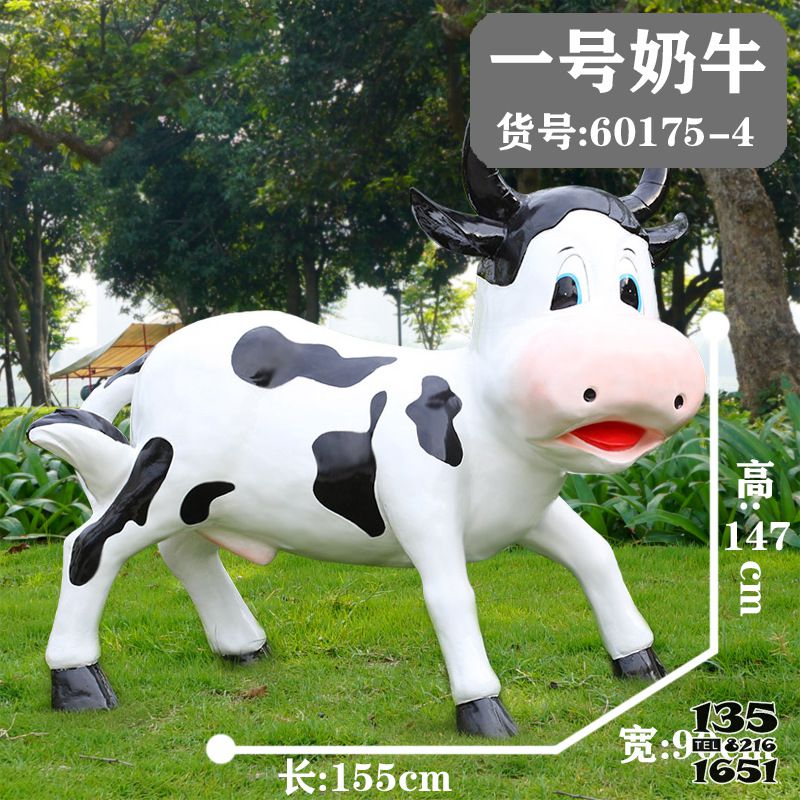 牛雕塑-草坪一只创意玻璃钢牛雕塑高清图片